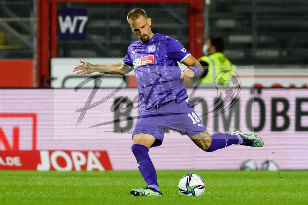 OSNVKO2021090620210906_143 | Fussball, Herren: Maurice Trapp (VfL Osnabrueck) in Aktion, am Ball, Einzelaktion beim Spiel der 3. Liga zwischen VfL Osnabrueck und FC Viktoria Koeln im Stadion an der Bremer Bruecke am 06.09.2021 in Osnabrueck, Deutschland.DFB / DFL REGULATIONS PROHIBIT ANY USE OF PHOTOGRAPHS AS IMAGE SEQUENCES AND/OR QUASI-VIDEO. - Realisiert mit Pictrs.com