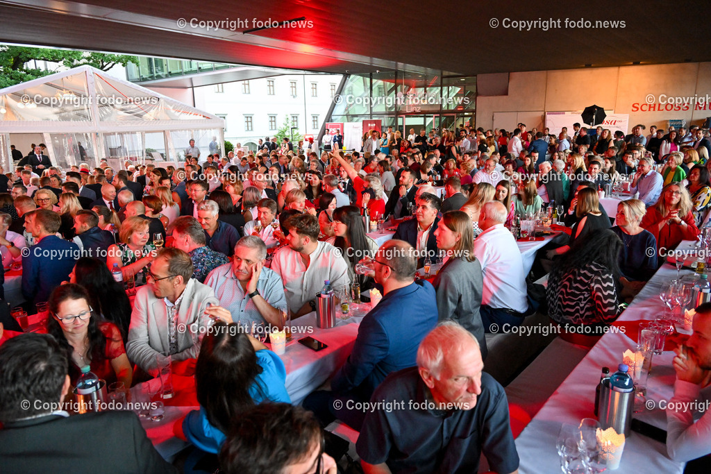 Bund Sozialdemokratischer AkademikerInnen Oberoesterreich_ rote Nacht 2023_ 06.07.2023-20 | 06.07.2023, Schloss Linz, AUT, Bund Sozialdemokratischer AkademikerInnen Oberoesterreich, rote Nacht 2023, im Bild Besucher der roten Nacht