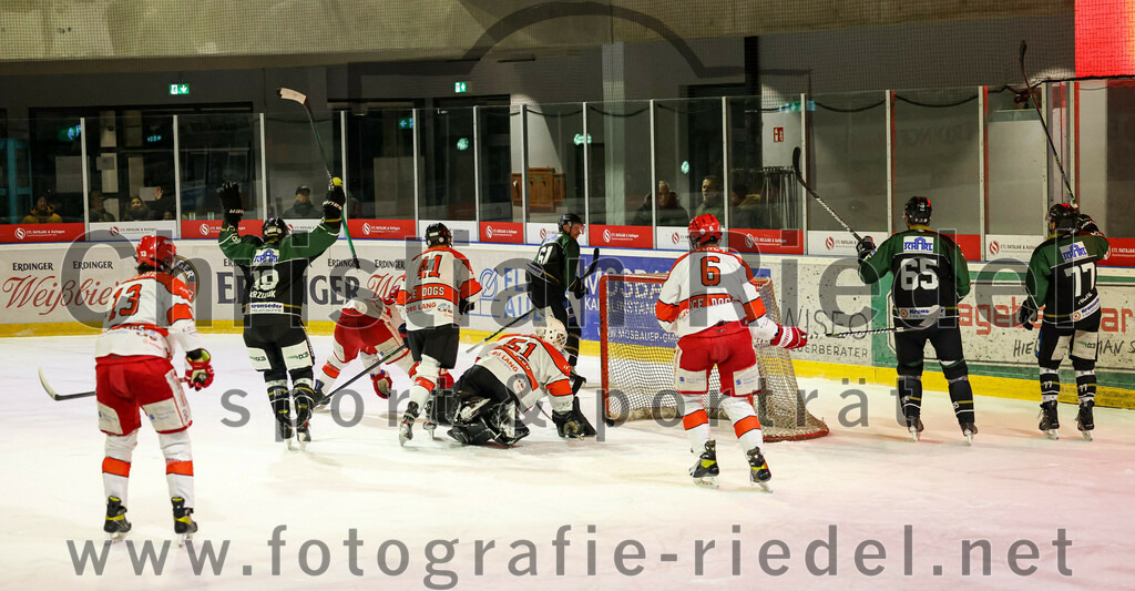 2022-12-02_088_TSV_Erding_gegen_EV_Pegnitz | Erding, Deutschland, 02.12.2022:
Eishockey, Bayernliga 2022 / 2023, 17. Spieltag, TSV Erding gegen EV Pegnitz, Endergebnis: 9:3

Elias Maschke (EV Pegnitz, #13), Daniel Krzizok (Erding Gladiators, #18), Florian Möll (EV Pegnitz, #41), Roni Rukajärvi (Erding Gladiators, #61), Torwart Filip Rieger (EV Pegnitz, #51), Jonas Voigt (EV Pegnitz, #6), Thomas Plihal (Erding Gladiators, #65), Philipp Michl (Erding Gladiators, #77)

Foto: Christian Riedel / fotografie-riedel.net