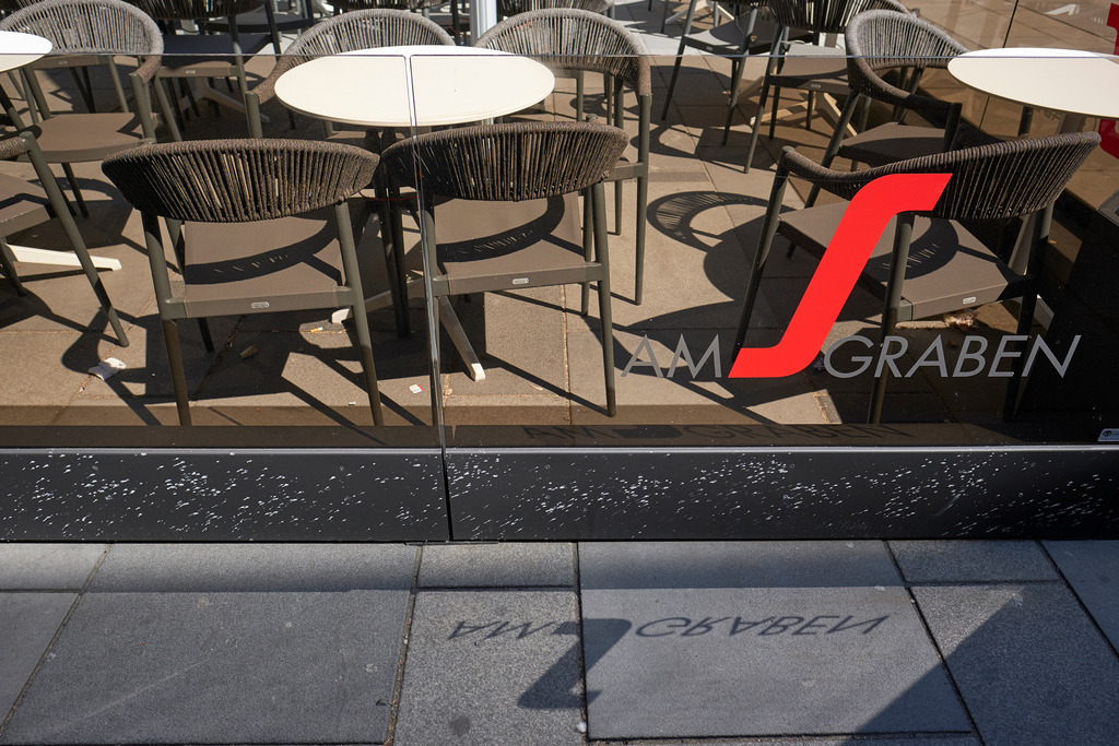 Menschenleerer Schanigarten vor dem Cafe | Wien, Austria - April 07, 2020: Fotografische Eindrücke auf dem Weg von Floridsdorf zum Stephansplatz während der Corona-Krise; Menschenleerer Schanigarten vor dem Cafe, Am Graben. - Realisiert mit Pictrs.com