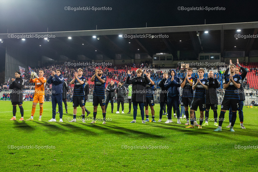 Siegesfeier | 15.10.2025, Fußball, Niederrheinpokal, 3.Runde, KFC Uerdingen - MSV Duisburg: Die Mannschaft des MSV feiert den Sieg mit den Fans - Realisiert mit Pictrs.com