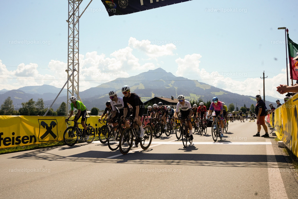 125_20230817_Bewerb_Maenner_Muehlanger | AUT - OESTERREICH, 2023-08-16: SPORT RENNRAD-FAHREN - 55. INTERNATIONALER RADWELTPOKAL IN ST. JOHANN IN TIROL  - Vintage-Radrennen mit WM-Bronze-Medaillen-Siegerin Christina Schweinberger, den Teilnehmer und Alexander Baumann (vom Orginastions-Team) - TAG 2 BEWERB MAENNER IN SECHS GRUPPEN  ; Foto: Roland Muehlanger