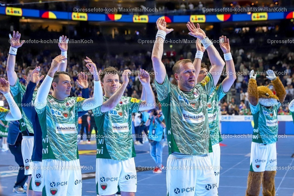 xSSCx18042601044 | 18.04.2026, xsscx, Handball, DHB-Pokal Lidl Final4, TBV Lemgo-Lippe - Füchse Berlin, Saison 2025 / 2026 Herren, Lanxess Arena: Die Mannschaft der Füchse Berlin feiert den Sieg über den TBV Lemgo Aitor Arino (Füchse Berlin #14) Max Darj (Füchse Berlin #05) Photo: xSandraxScherningxPressefotoKochx