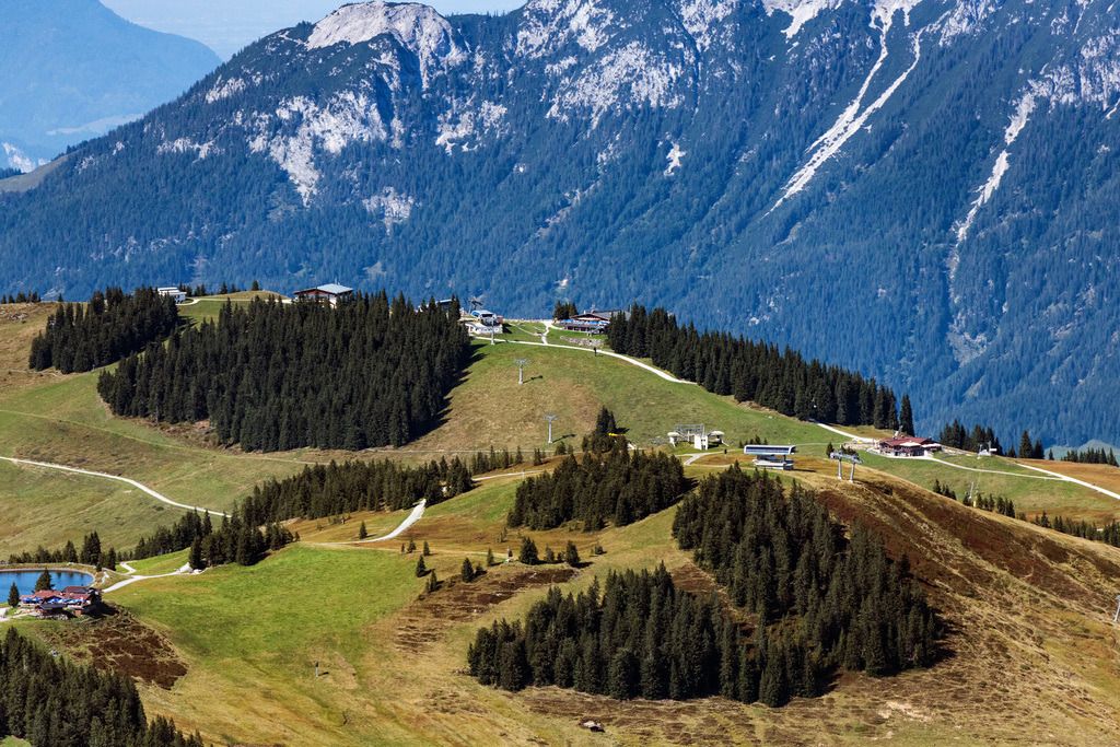 dr__0077485.jpg | ELLMAU 06.09.2021 Felsen- Massiv und Berglandschaft Ellmi´s Zauberwel, Bergstation Bergbahnen Wilder Kaiser und Speichersee in Ellmau in Tirol, Österreich. // Rock and mountain landscape EllmiA?s Zauberwel, Bergstation Bergbahnen Wilder Kaiser and Speichersee in Ellmau in Tirol, Austria. Foto: Daniel Reiter