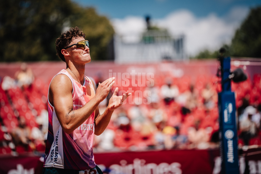 Beachvolleyball | Männer | Allianz German Beach Tour 2025 | Tourstop München | 11.07.2025 | Hennes Nissen beim Einlauf ins Stadion