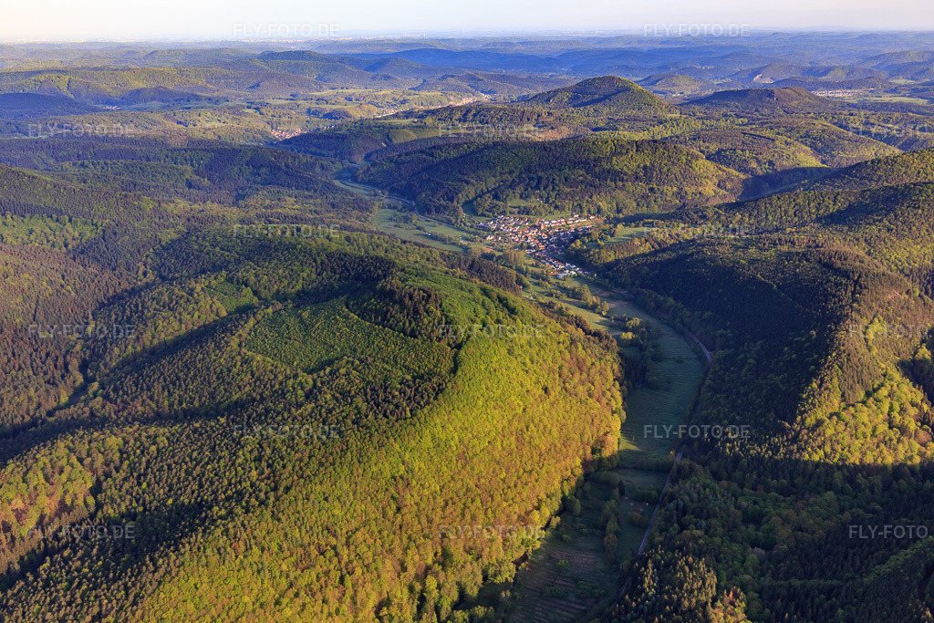 Luftbild: Dorf im Wieslautertal aus Südosten in Niederschlettenbach im Bundesland Rheinland-Pfalz in Deutschland.Foto: IMG_107024.jpg vom 27.04.2018 durch Werner Riehm/FLY-FOTO.deAuflösung des Originals: 5472 x 3648 px