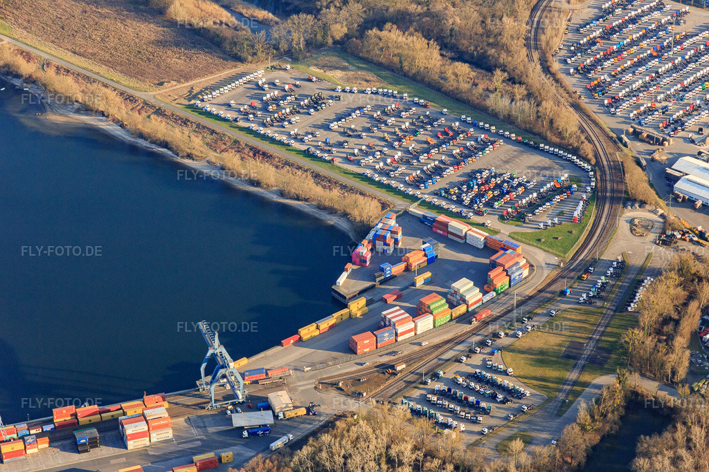 Luftbild: Container der CONTARGO und LKW-Lagerplatz am Landeshafen im Ortsteil Maximiliansau in Wörth im Bundesland Rheinland-Pfalz in Deutschland. Foto: IMG_145463.jpg vom 07.03.2025 durch Werner Riehm/FLY-FOTO.deIntermodal network for the european hinterland | Contargo
