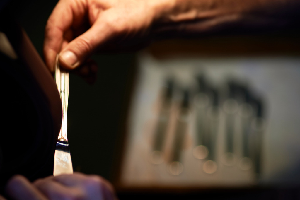 Loetstelle beim Messergriff schleifen | Wien, Austria - February 22, 2017: Wiener Silbermanufactur;  Loetstelle beim Messergriff schleifen. - Realisiert mit Pictrs.com