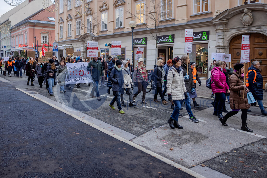 RR5M6662 | 29.NOV.24-Protestmarsch gegen Gewalt-Copyright: Katholische Kirche Kärnten/Denk Dich Neu/Trainproduction/Matthias Trinkl