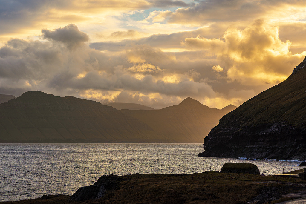 Sonnenaufgang nahe des Dorfes Gjógv auf der Färöer Insel Eysturoy | Sonnenaufgang nahe des Dorfes Gjógv auf der Färöer Insel Eysturoy.