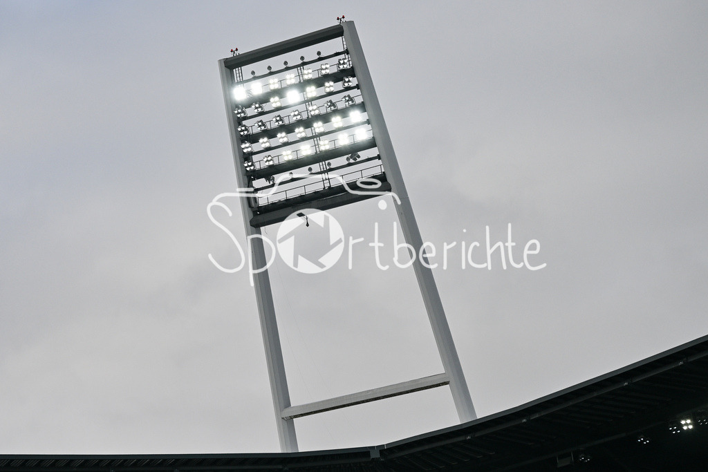 SV Werder Bremen - FC Bayern München | BREMEN, GERMANY - 14. FEBRUARY: im Bild der Flutlichtmasten im Bremer Weserstadion / Symbolbild / Symbolfoto während dem Bundesligamatch zwischen dem SV Werder Bremen und dem FC Bayern München am 22. Spieltag im Weserstadion / DFL REGULATIONS PROHIBIT ANY USE OF PHOTOGRAPHS AS IMAGE SEQUENCES AND/OR QUASI-VIDEO