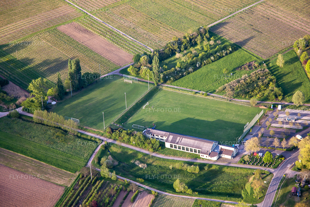 Luftbild: Fussballplatz in Göcklingen im Bundesland Rheinland-Pfalz in Deutschland. Foto: IMG_140323.jpg vom 23.04.2024 durch Werner Riehm/FLY-FOTO.de