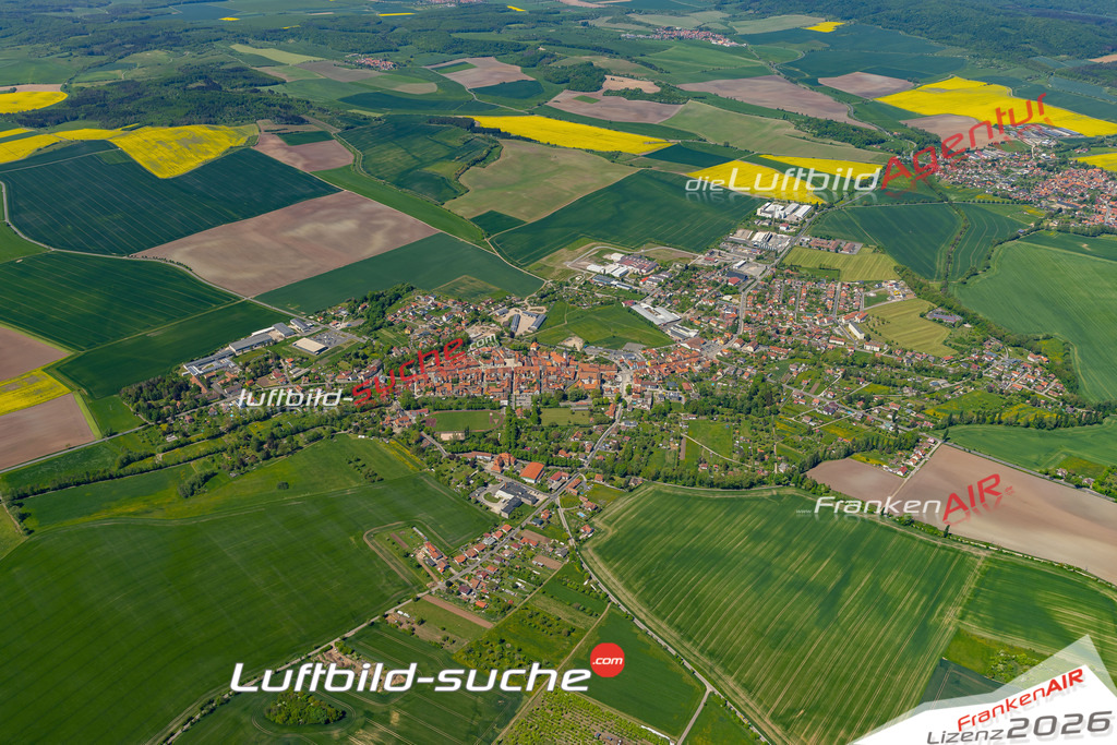 Das Luftbild der Stadt Römhild wurde 2022 vom Flugzeug heraus erstellt (keine Drohnen-Aufnahmen) Aufnahmehöhe ca.450 Meter- hohe Bildauflösung und Druck-Qualität. Garantiert!