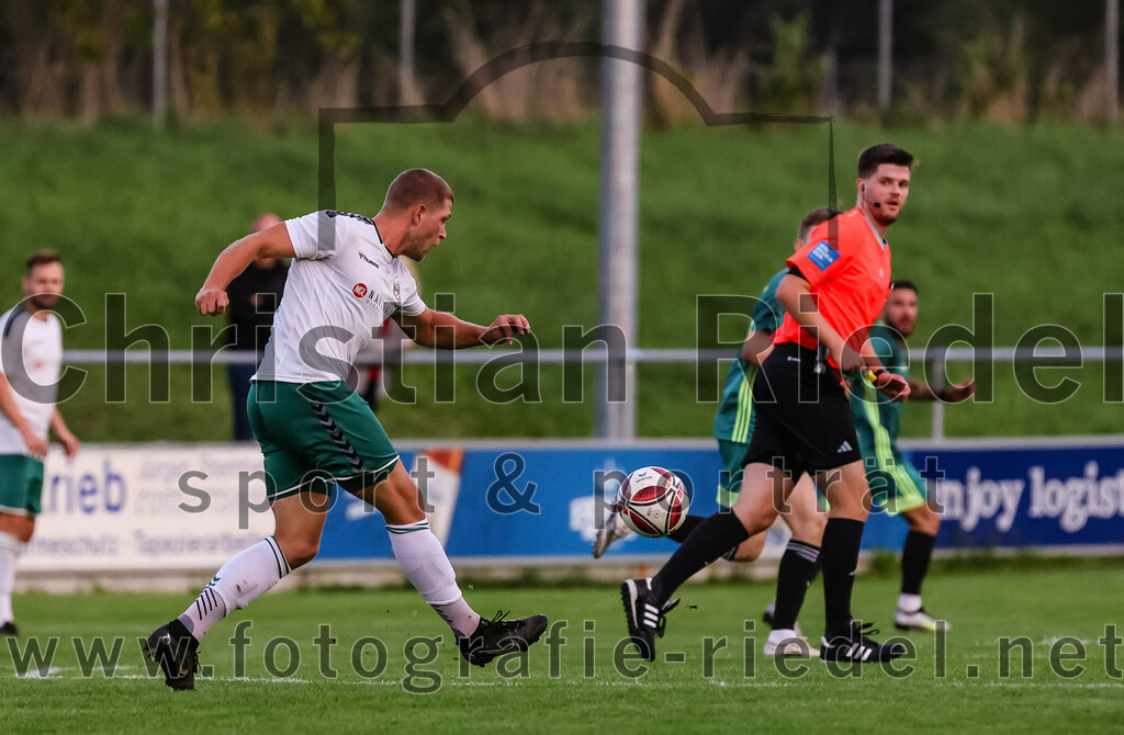 2023-09-01_028_FC_Schwaig_gegen_TSV_Gruenwald | Oberding, Deutschland, 01.09.2023:
Fußball, Landesliga Südost 2023 / 2024, 9. Spieltag, FC Schwaig gegen TSV Grünwald, Endergebnis: 3:1

Nils Wölken (FC Schwaig, #8)

Foto: Christian Riedel / fotografie-riedel.net