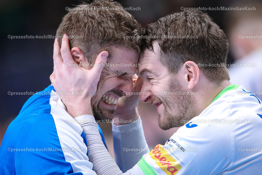 EHFEURO15012402104 | 15.01.2024, EHF EURO 2024, Männer Europameisterschaft Handball, Mercedes-Benz-Arena in Berlin, Norwegen - Slowenien: Torhüter Urban Lesjak (Slowenien) umarmt überglücklich Teamkollege Miha Zarabec (Slowenien) nach dem Sieg gegen Norwegen