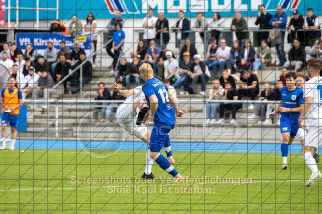 20250529_180543_0192 | #,  VfL Kirchheim (blau) vs. 1.FC Eislingen (weiß), Fußball, Bezirkspokal Finale - Bezirk Neckar/Fils, 2024/2025, Rasenplatz VfL Stadion Kirchheim, Jesinger Straße 105, 73230 Kirchheim, 29.05.2025 - 16:30 Uhr,Foto: PhotoPeet-Sportfotografie/Peter Harich