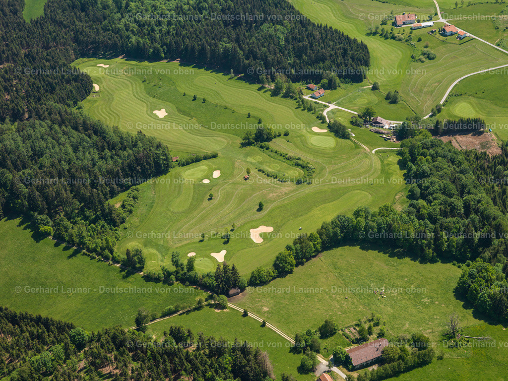 2724211 | Golf-Club Poppenreut POPPENREUT 19.05.2007 Landwirtschaftliche Nutzflächen und Feldgrenzen  umsäumen das Siedlungsgebiet des Dorfes in Poppenreut im Bundesland Bayern, Deutschland // Agricultural land and field boundaries surround the settlement area of the village  in Poppenreut in the state Bavaria, Germany Foto: Gerhard Launer