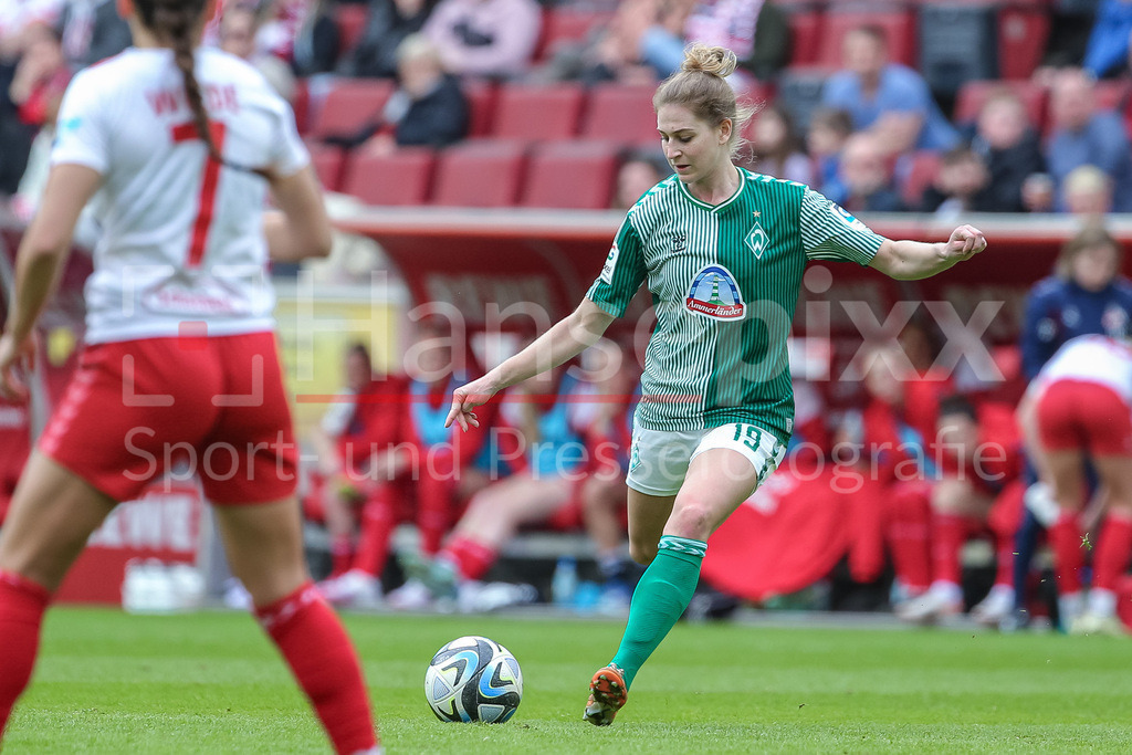 Fussball, Google Pixel Frauen-Bundesliga, 1. FC Köln - SV Werder Bremen | v.li.: Saskia Matheis (SV Werder Bremen, 19) am Ball, Einzelbild, Ganzkörper, Aktion, Action, Spielszene, DIE DFB-RICHTLINIEN UNTERSAGEN JEGLICHE NUTZUNG VON FOTOS ALS SEQUENZBILDER UND/ODER VIDEOÄHNLICHE FOTOSTRECKEN. DFB REGULATIONS PROHIBIT ANY USE OF PHOTOGRAPHS AS IMAGE SEQUENCES AND/OR QUASI-VIDEO.