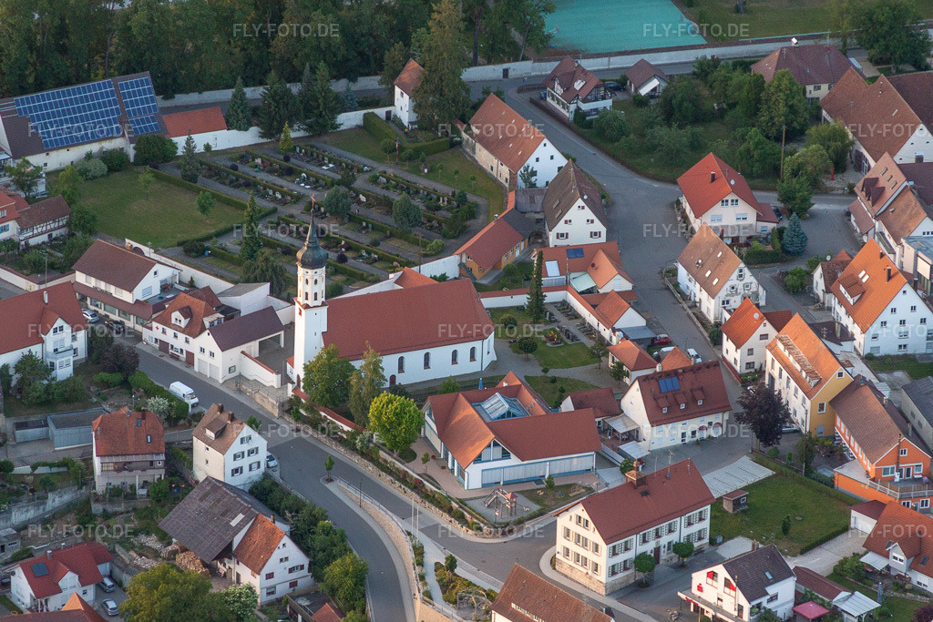 Luftbild: Kirchengebäude im Dorfkern in Obermarchtal im Bundesland Baden-Württemberg in Deutschland. Foto: IMG_67546.jpg vom 08.06.2014 durch Werner Riehm/FLY-FOTO.de