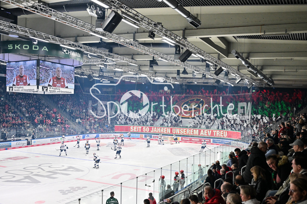 Augsburger Panther - EHC RB München | AUGSBURG, DEUTSCHLAND - 27. FEBRUAR: der 1. AEV Fanclub mach eine Choreo zum 50 Jährigem Bestehen vor dem Match zwischen den Augsburger Panthern und dem EHC RB München am 46. Spieltag der Penny DEL im Curt Frenzel Stadion