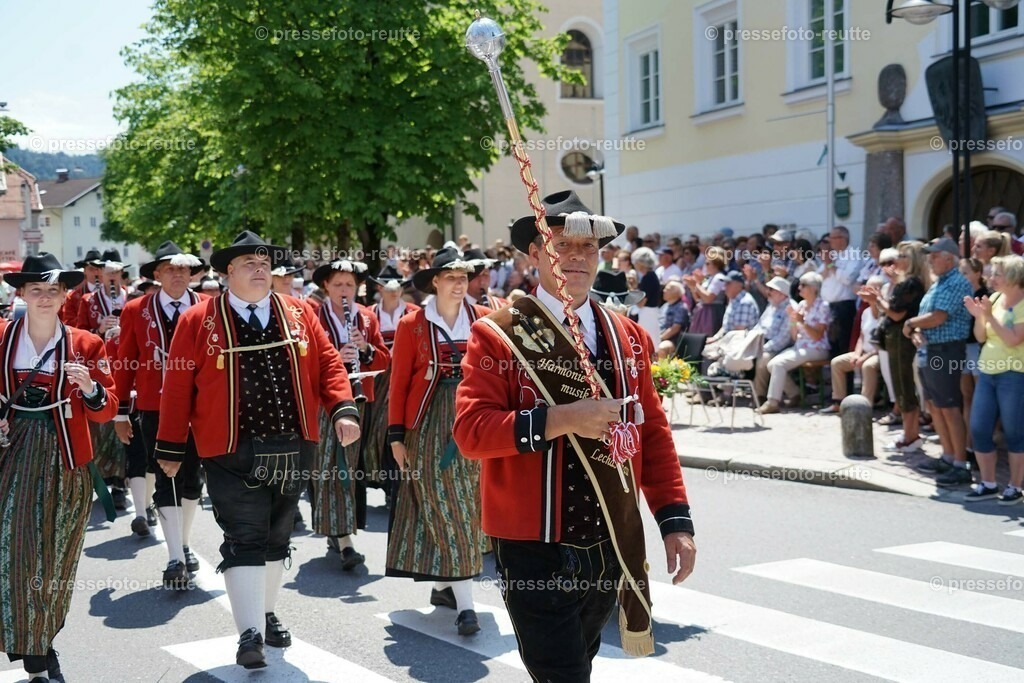 31-LECHASCHAU1-Bundesmusikfest-2023-Juni16-Reutte-DSC06784 | Info aus dem Bezirk Reutte/Ausserfern Tirol sowie eine umfangreiche Bilddatenbank über die gesamte Region: Lechtal, Talkessel Reutte, Tannheimertal, Zwischentoren. Lech, Plansee, Zugspitze, Grenztunnel, B179, Fernpassstraße, Verkehr, Lawinen, Tradition, - Realisiert mit Pictrs.com