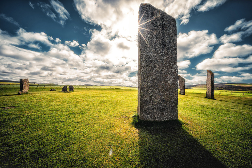 Standing Stones of Stenness bei Kirkwall-----Orkney-Inseln | Die Standing Stones of Stenness sind ein neolithisches Henge-Monument auf der Insel Mainland auf den Orkney-Inseln in Schottland.Die Megalithen ragen bis zu 6 Meter in die Höhe und sind Teil des UNESCO-Weltkulturerbes "Heart of Neolithic Orkney".Die Anlage stammt aus der Zeit um 3100 v. Chr. und gilt als einer der frühesten Steinkreise Großbritanniens. - Realisiert mit Pictrs.com