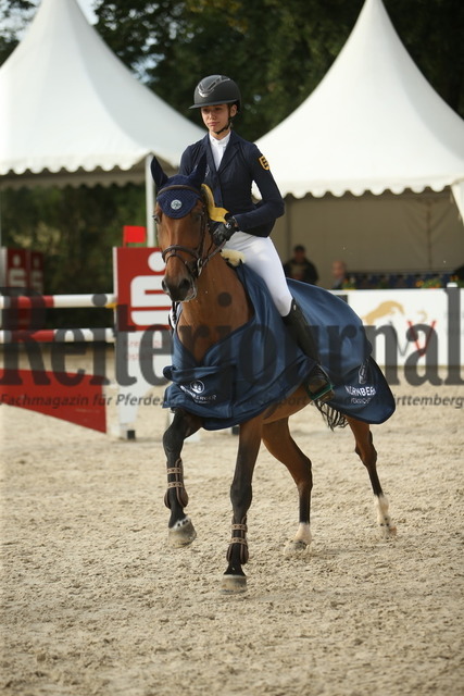 Siegerehrung_Killingen_2022_Prfg.Nr.14_Stilspringprfg._Kl.M_Nürnberger-Burgpokal (19) | Alle Fotos der Reiterjournal Fotografin Doris Matthaes im Reiterjournal Online-Fotoshop. - Realized with Pictrs.com