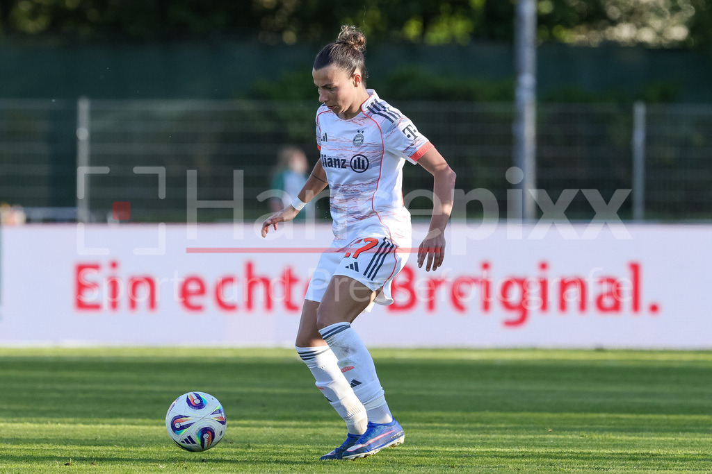 Fussball, Google Pixel Frauen-Bundesliga, SV Werder Bremen - FC Bayern München | Arianna Caruso (FC Bayern München, 27) am Ball, Freisteller, Einzelbild, Ganzkörper, Aktion, Action, Spielszene, DIE DFB-RICHTLINIEN UNTERSAGEN JEGLICHE NUTZUNG VON FOTOS ALS SEQUENZBILDER UND/ODER VIDEOÄHNLICHE FOTOSTRECKEN. DFB REGULATIONS PROHIBIT ANY USE OF PHOTOGRAPHS AS IMAGE SEQUENCES AND/OR QUASI-VIDEO.