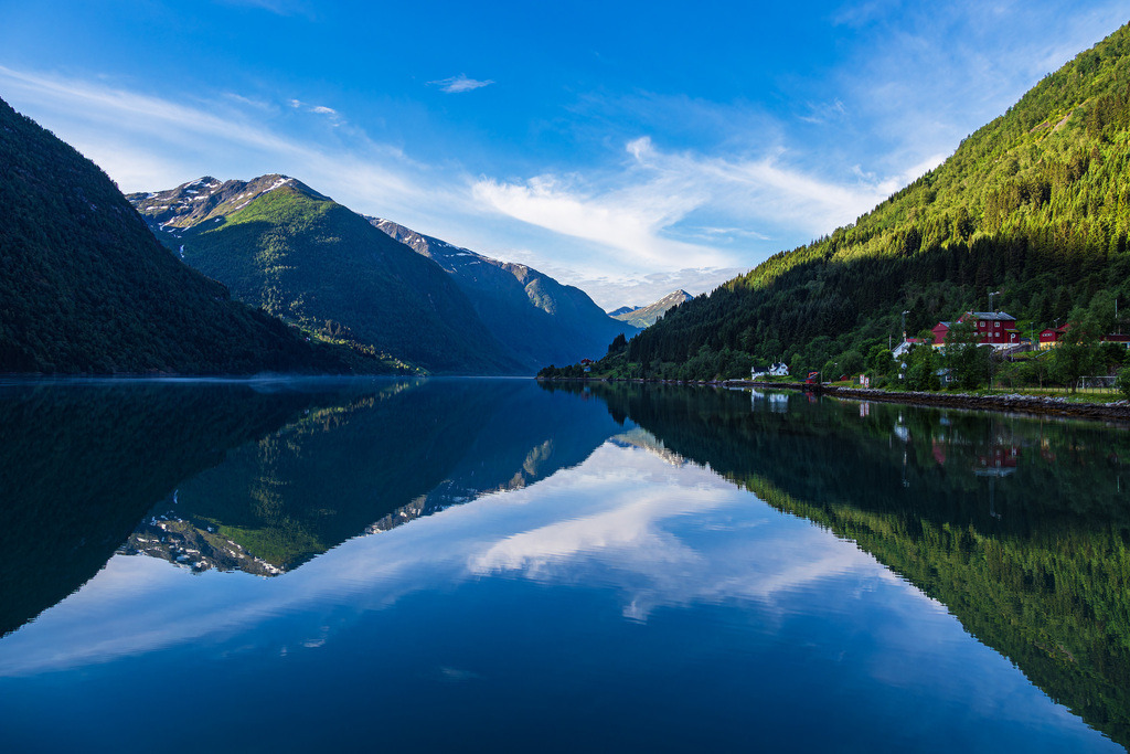 Blick auf den Fjærlandfsjord in Fjærland, Norwegen | Blick auf den Fjærlandfsjord in Fjærland, Norwegen.