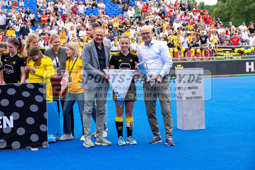 Final4_20250601-1218-HK108390 | Krefeld, Deutschland, 01.06.2025:  Feldhockey Final4 2025 – „Deutsche Feldhockey-Meisterschaften 2025“ Harvestehuder HTC - Düsseldorfer HC (Finale Damen) im Gerd-Wellen-Hockeyanlage am 01.06.2025 in Krefeld, Deutschland. (Foto von Kramhöller/Fehrmann/Kaste)Krefeld, Germany, 01.06.2025: Feldhockey Final4 2025 – „Deutsche Feldhockey-Meisterschaften 2025“ Harvestehuder HTC - Düsseldorfer HC (Finale Damen) in Gerd-Wellen-Hockeyanlage at 01.06.2025 in Krefeld, Deutschland. (Foto from Kramhöller/Fehrmann/Kaste)