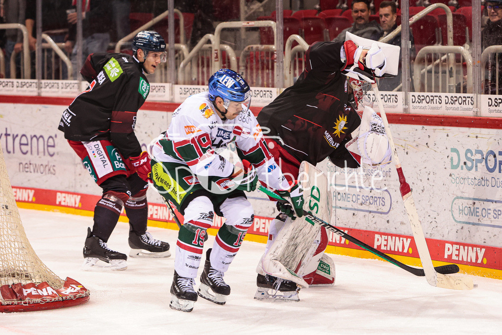Duesseldorfer EG - Augsburger Panther | Andrew LeBLANC (AEV #19) im Duell mit Hendrik HAUKELAND (DEG #40)