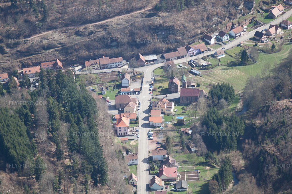Aerial view: Eschbourg, Graufthal in Schœnbourg in the state Bas-Rhin, France. – Photo: IMG_38520.jpg taken on 03/20/2011 by Werner Riehm/FLY-FOTO.com – Resolution of the original: 4752 x 3168 px