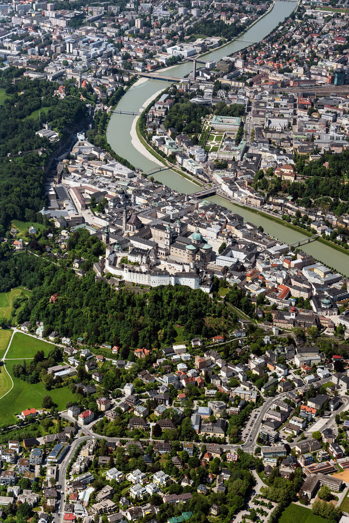 dr__0097255.jpg | SALZBURG 19.05.2022 Stadtzentrum im Innenstadtbereich, Dom zu Salzburg am Residenzplatz, Universität Salzburg und im Vordergrund das Krankenhaus der Barmherzigen Brüder, am Ufer des Flußverlaufes der Salzach in Salzburg in Österreich. // City center in the downtown area on the banks of river course of Salzach in Salzburg in Austria. Foto: Daniel Reiter