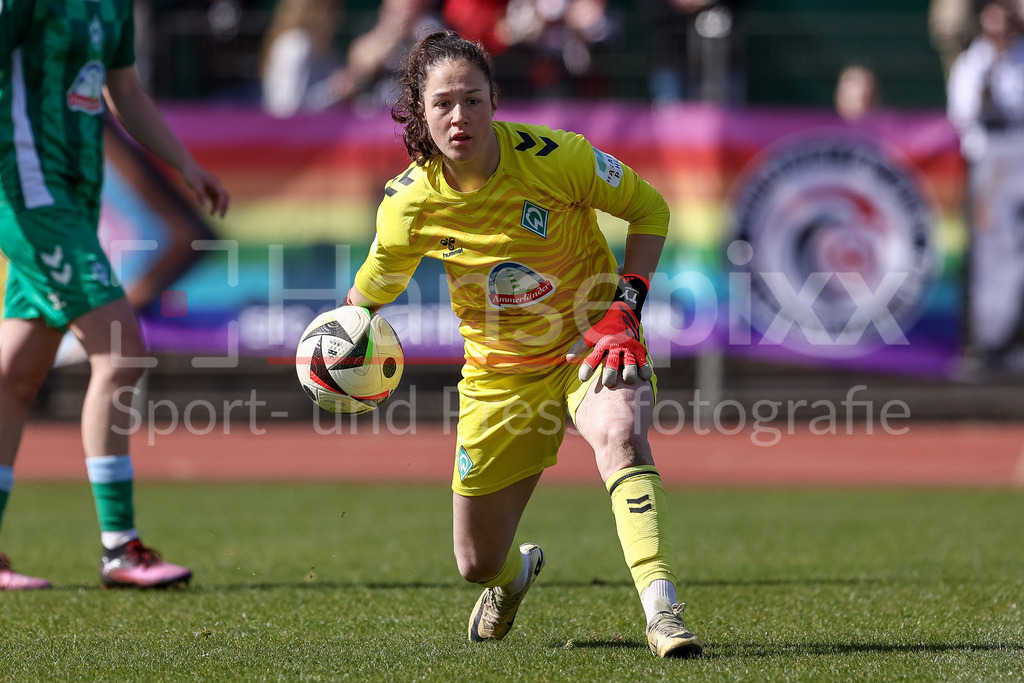 Fussball, Google Pixel Frauen-Bundesliga, SV Werder Bremen - Eintracht Frankfurt | v.li.: Livia Peng (Torhüterin, Torwart, SV Werder Bremen, 1) am Ball, Einzelbild, Ganzkörper, Aktion, Action, Spielszene, DIE DFB-RICHTLINIEN UNTERSAGEN JEGLICHE NUTZUNG VON FOTOS ALS SEQUENZBILDER UND/ODER VIDEOÄHNLICHE FOTOSTRECKEN. DFB REGULATIONS PROHIBIT ANY USE OF PHOTOGRAPHS AS IMAGE SEQUENCES AND/OR QUASI-VIDEO.