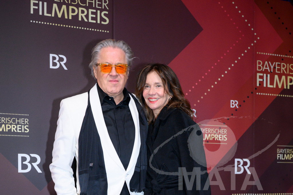 _DWI5322 | Michael Brandner mit Ehefrau Karin Brandner bei der Verleihung des 47. Bayerischen Filmpreises 2026  im Prinzregententheater. München, Deutschland. Der Bayerische Filmpreis wird seit 1979 von der Bayerischen Staatsregierung verliehen, um die Bedeutung des Kinofilms als Kulturgut herauszustellen - Realisiert mit Pictrs.com