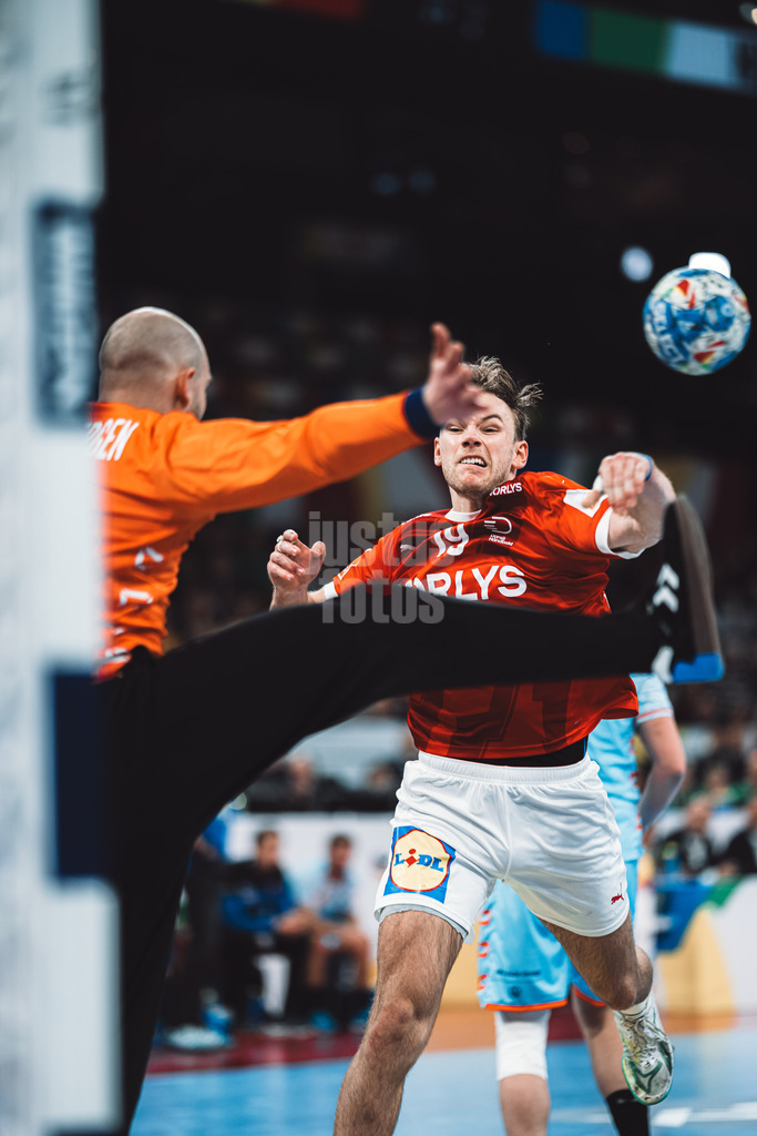 Handball | Herren | EHF EURO 2024 | European Championshop Men 2024 Final Tournament | Dänemark vs. Holland | 17.01.2024 | Mathias Gidsel (#19, Dänemark, DEN) gegen Bart Ravensbergen (#1, Holland, NED)