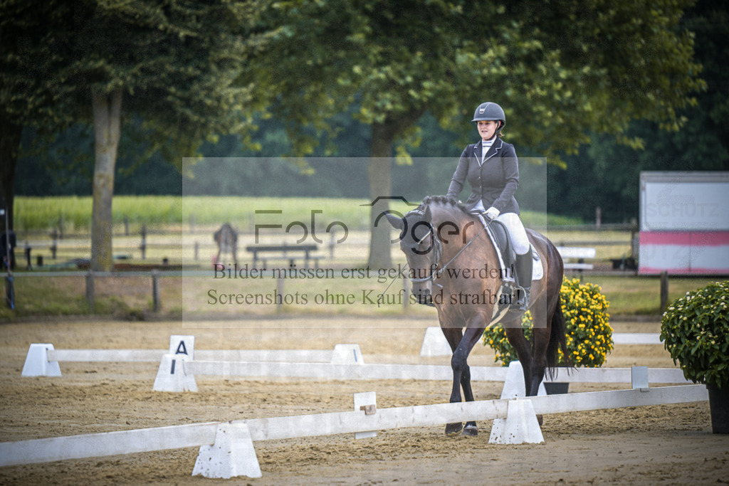 DOS_4015 | Entdecke hochwertige Reitturnierfotos von Foto Oger. Professionell, emotional und authentisch – jetzt Lieblingsmomente im Shop bestellen.Deutschlandweite Turnierfotografie. - Realisiert mit Pictrs.com