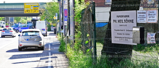20230503-6026-brand-papierfabrik-HENFOTO | 03.05.2023 Erneuter Brand in Papierfabrik Darmstadt-Eberstadt Rauchentwicklung Richtung Bahnlinie Sperrung Bahnhof Rundfunkwarnmeldung THW mit Bagger in Anfahrt (Foto: Peter Henrich) - Realisiert mit Pictrs.com