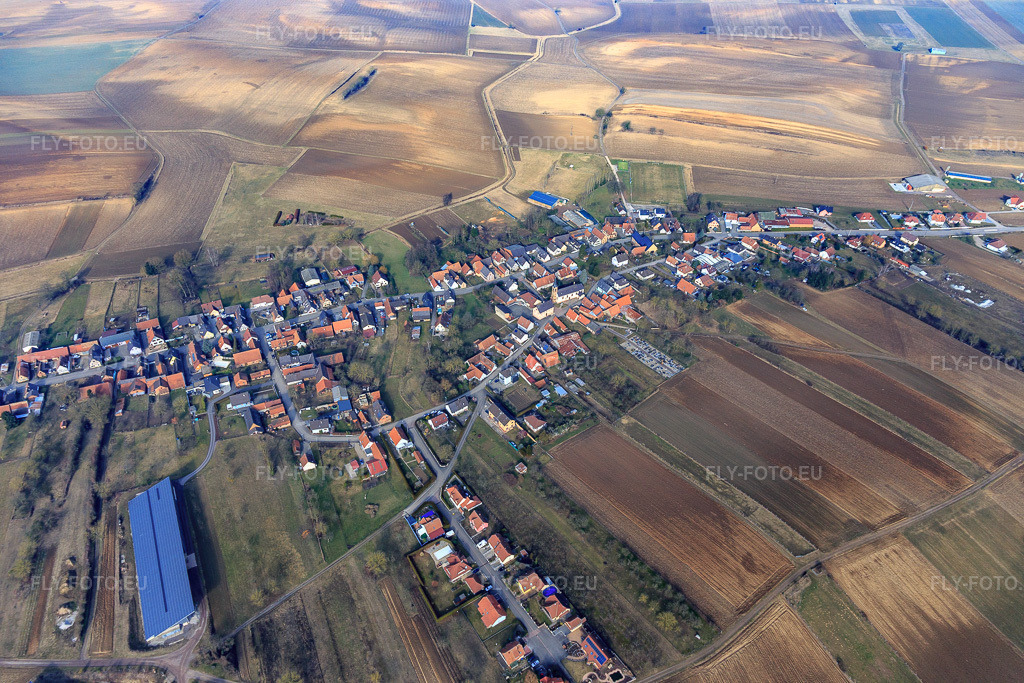 Vue aérienne: Vue de la ville depuis le sud-est à Siegen dans le département Bas Rhin, France – .Photo: IMG_096913.jpg prise le 19/02/2017 par Werner Riehm/FLY-FOTO.eu – Résolution de l'original: 5472 x 3648 px