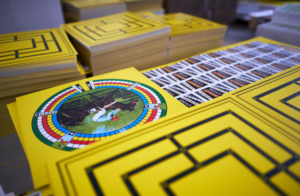 diverse Teile einer Spielesammlung | Wien, Austria - April 07, 2021: Piatnik &amp; Söhne Spieleverlag; diverse Teile einer Spielesammlung in der Fertigung. - Realisiert mit Pictrs.com