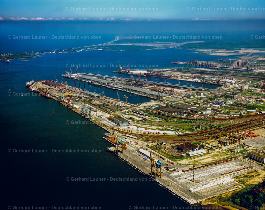 7000881 | ROSTOCK 08.09.2021 Hafenanlagen am Ufer des Hafenbeckens des Seehafen der ROSTOCK PORT GmbH im Ortsteil Peez in Rostock im Bundesland Mecklenburg-Vorpommern, Deutschland. Weiterführende Informationen bei: Euroports Germany GmbH &amp; Co. KG,  Liebherr-International Deutschland GmbH,  ROSTOCK PORT GmbH. // Port facilities on the shores of the harbor of of Seehafen of ROSTOCK PORT GmbH in the district Peez in Rostock in the state Mecklenburg - Western Pomerania, Germany. Further information at: Euroports Germany GmbH &amp; Co. KG,  Liebherr-International Deutschland GmbH,  ROSTOCK PORT GmbH. Foto: Gerhard Launer