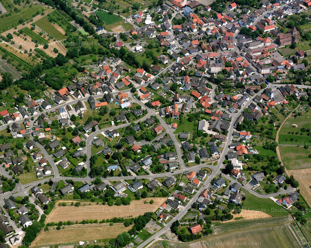 2526260 | SCHWARZACH 01.08.2005 Ortsansicht der Straßen und Häuser der Wohngebiete in Schwarzach im Bundesland Baden-Württemberg, Deutschland // Town View of the streets and houses of the residential areas in Schwarzach in the state Baden-Wuerttemberg, Germany Foto: Gerhard Launer