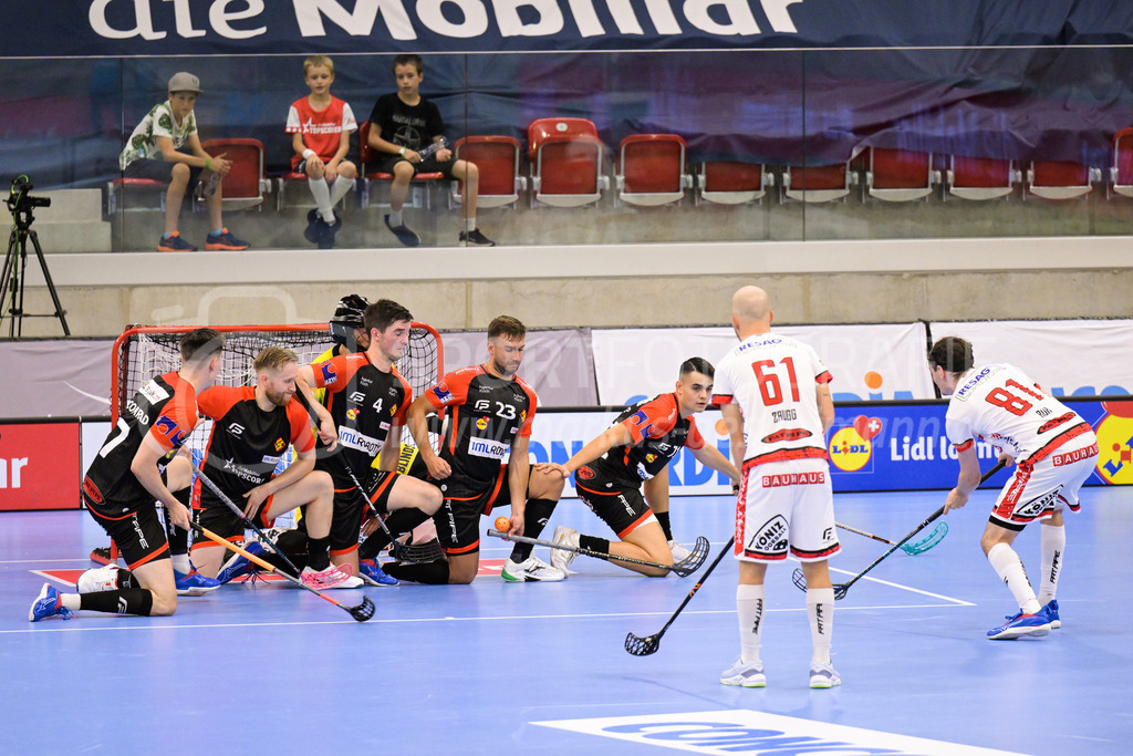 HC Rychenberg vs. Floorball Köniz - 28. August 2022 | HC Rychenberg vs. Floorball Köniz
AXA Arena, Winterthur
Schwarz-rote Wand mit Nils Conrad (#7 HC Rychenberg), Noah Püntener (#19 HC Rychenberg), Levin Conrad (#4 HC Rychenberg), Tobias Studer (#23 HC Rychenberg) und Marco Eyer (#71 HC Rychenberg) gegen Jan Zaugg (#61 Floorball Köniz) und Yann Andrea Ruh (#81 Floorball Köniz).
Bild: Sportfotografie Markus Aeschimann | www.markus-aeschimann.ch - Realisiert mit Pictrs.com