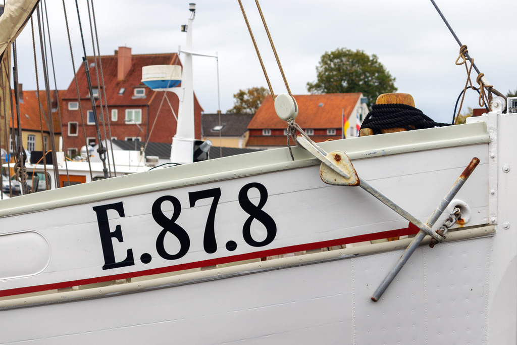 Wandbild: Boot im Ostseehafen in Eckernförde | Dieses Wandbild im Querformat zeigt ein Boot im Ostseehafen in Eckernförde. Holen Sie sich mit diesem maritimen Motiv das Meer an Ihre Wände.  - Realisiert mit Pictrs.com
