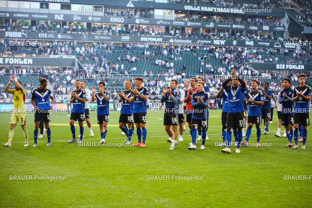 Borussia Mönchengladbach vs Hamburger SV - Bundesliga  | Mönchengladbach, Deutschland, 24.08.25:   die Mannschaft vom Hamburger SV gestikuliert, Gestik nach dem 0:0 vor den Fanswaehrend des Spiels der Bundesliga zwischen Borussia Mönchengladbach vs Hamburger SV im Stadion im Borussia Park(Foto von Brauer-Fotoagentur / Adrian Schlueter)