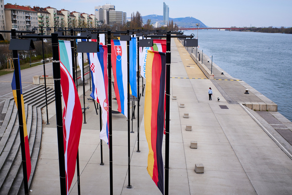 Leere Anlegestelle mit Fahnen am Wien-Kai | Wien, Austria - March 25, 2020: Massnahmen zur Einschränkung von COVID-19; leere Anlegestelle mit Fahnen am Wien-Kai. - Realisiert mit Pictrs.com