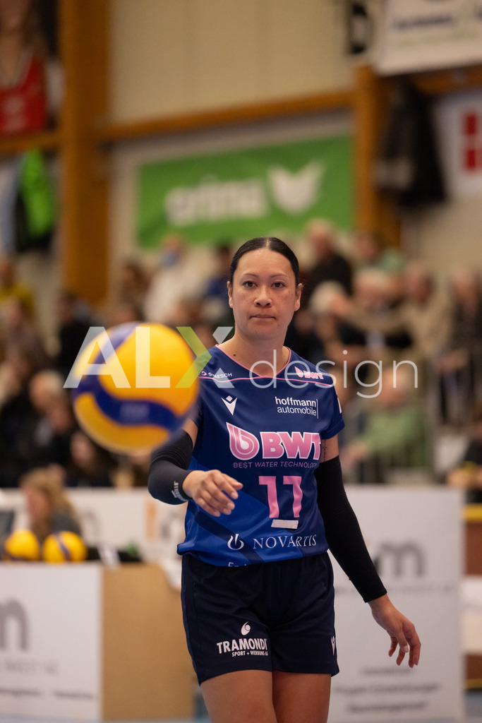 Volleyball I Frauen I Saison 2025-2026 I Volleyball NLA | Women I 1/2 Finals I  VC Kanti Schaffhausen - Sm'Aesch Pfeffingen I 18.03.2026 | 11 Mita Uiato (USA) (Sm'Aesch Pfeffingen) – Zuspiel - Realisiert mit Pictrs.com