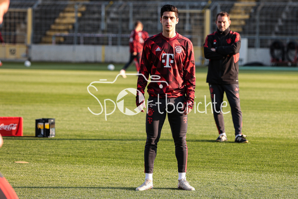 FC Bayern Amateure - FC Augsburg II | Grant Leon RANONS (FCB #22) macht sich vor der Partie warm