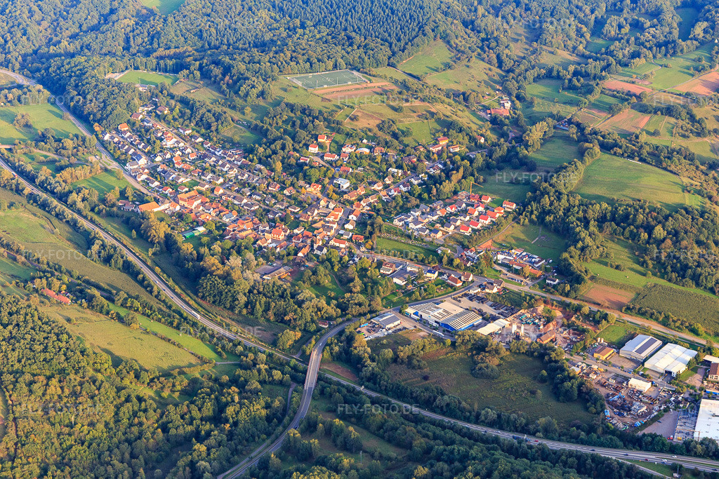 Luftbild: Ortsansicht im Queichtal aus Nordwesten im Ortsteil Queichhambach in Annweiler im Bundesland Rheinland-Pfalz in Deutschland. Foto: IMG_103538.jpg vom 21.09.2017 durch Werner Riehm/FLY-FOTO.de