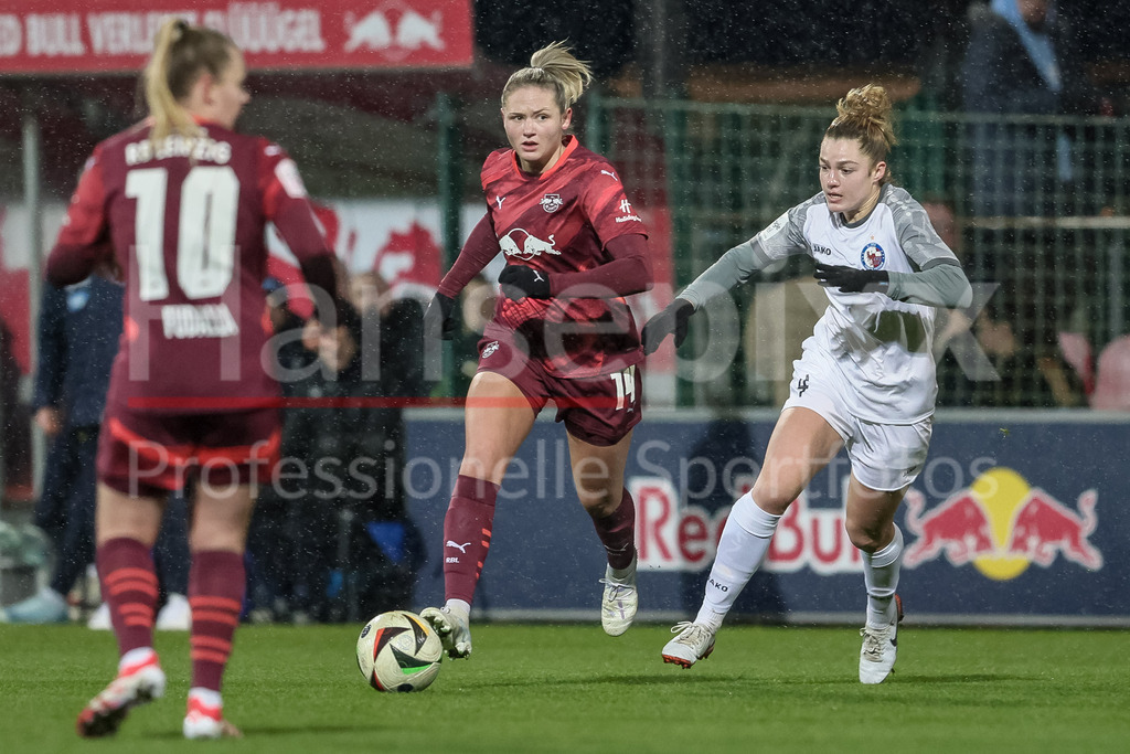 Fussball, Google Pixel Frauen-Bundesliga, RB Leipzig - 1. FFC Turbine Potsdam | v.li.: Marleen Schimmer (RB Leipzig, 14) und Irena Kuznezov (1. FFC Turbine Potsdam, 4) im Zweikampf, Duell, Dynamik, Aktion, Action, Spielszene, DIE DFB-RICHTLINIEN UNTERSAGEN JEGLICHE NUTZUNG VON FOTOS ALS SEQUENZBILDER UND/ODER VIDEOÄHNLICHE FOTOSTRECKEN. DFB REGULATIONS PROHIBIT ANY USE OF PHOTOGRAPHS AS IMAGE SEQUENCES AND/OR QUASI-VIDEO.